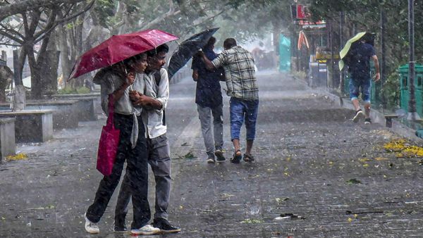 Himachal Rain Alert: हिमाचल में भारी बारिश और अंधड़ का येलो अलर्ट हुआ जारी, जानिए कब तक खराब रहेगा मौसम