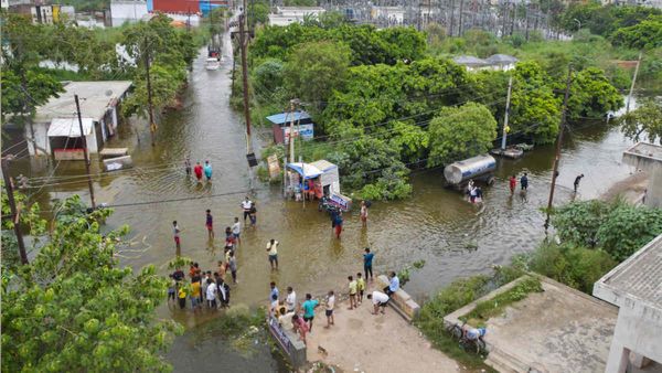 हिंडन में बाढ़ से गाजियाबाद और नोएडा में मचा हाहाकार, 11 गांव में घुसा पानी...दो बच्चों की हुई मौत