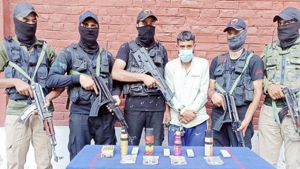 जम्मू-कश्मीर: लश्कर-ए-तैयबा का आतंकवादी सहयोगी गिरफ्तार, 4 परफ्यूम आईईडी बरामद