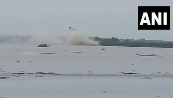 VIDEO: उफनती यमुना के बीचोंबीच अचानक फट गई इंडियन ऑयल की गैस पाइपलाइन, 10 फीट तक उठने लगी लहरें