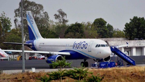 IndiGo फ्लाइट में यात्री ने खोला इमरजेंसी गेट का कवर, प्लेन में मचा हड़कंप