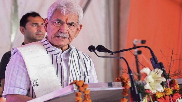 मनोज सिन्हा ने बारामूला में बहुउद्देशीय सिनेमा हॉल का किया उद्घाटन, 4 करोड़ की विकास परियोजनाओं की दी सौगात