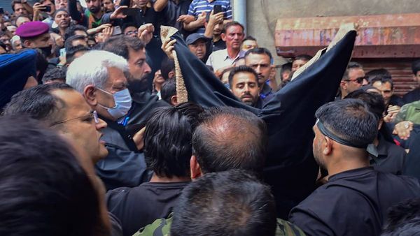 Jammu Kashmir: कश्मीर घाटी में 34 साल के बाद निकला मुहर्रम का जुलूस, उपराज्यपाल मनोज सिन्हा भी हुए शामिल