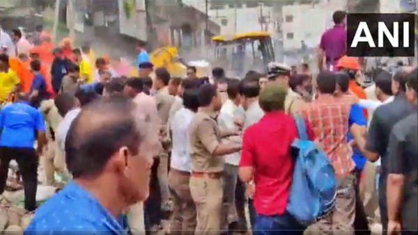 गुजरात के Junagadh में दो मंजिला इमारत गिरी, एक ही परिवार के चार लोगों की मौत, दो घायल