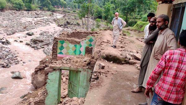 Jammu Kashmir:अचानक आए सैलाब में स्कूल से घर जा रही 4 लड़कियां बही, दो को बचाया, 2 की मौत