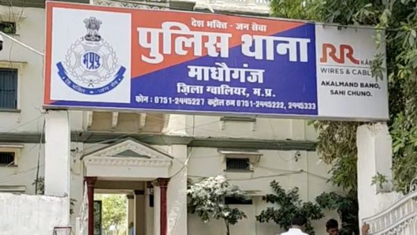 Gwalior News: चोरी करने से पहले युवक ने डॉक्टर को हाथ जोड़कर किया प्रणाम, कार रुकते ही धुआं छोड़कर किया बेहोश