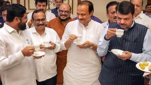 Maharashtra: मानसून सत्र से पहले चाय पार्टी में सीएम-डिप्टी सीएम हुए शामिल, विपक्ष ने किया बहिष्कार, Video