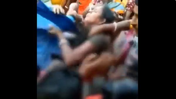 पश्चिम बंगाल के मालदा में महिला को अर्धनग्न करके पीटा, कराई परेड, पुलिस ने 5 को पकड़ा