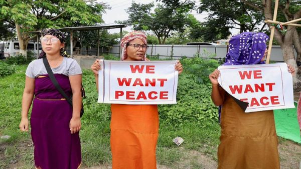 Manipur Video: फर्जी खबर के चलते उग्र हुई भीड़, मणिपुर में महिलाओं के साथ कर डाली शर्मनाक हरकत