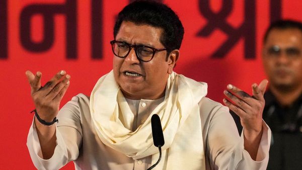 NCP Crisis: राज ठाकरे बोले- आखिरी फिल्मी सीन में 'दिगु टिपनिस' हुआ, महाराष्ट्र का सियासी कीचड़ देश के सामने