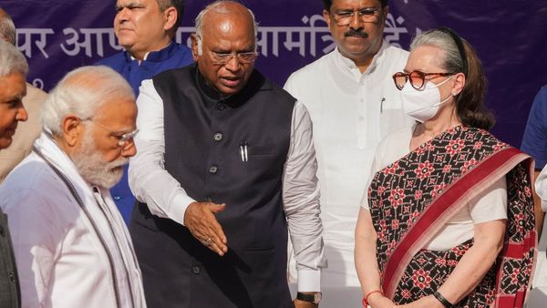 UPA का किन राजनीति दलों ने थाम लिया है हाथ, कौन सी पार्टियां हैं NDA के साथ, जानें नाम