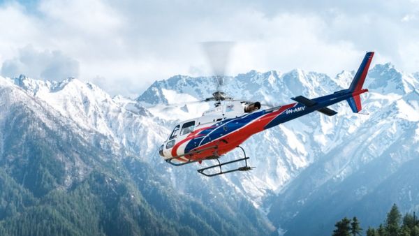 नेपाल में पर्यटकों को ले जा रहा हेलीकॉप्टर दुर्घटनाग्रस्त, माउंट एवरेस्ट की पहाड़ियों में मिला मलबा, सभी मरे