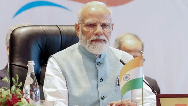 PM Modi: बेहद कड़ी सुरक्षा के बीच जानिए कितनें देर तक गोरखपुर रेलवे स्टेशन पर रहेंगे पीएम मोदी