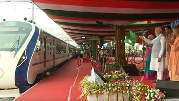 पीएम मोदी ने प्रदेशवासियों को दी वंदे भारत ट्रेन की सौगात, हरी झंडी दिखा किया रवाना