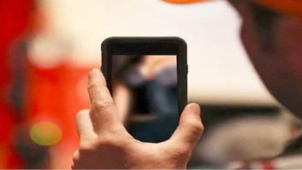 Rewa News: पत्नी को निर्वस्त्र कर दोस्तों के सामने परोसा कलयुगी पति, सामने बैठकर बनाता रहा गंदे वीडियो