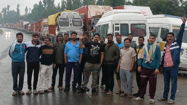 MP news: मौसम बिगड़ने के चलते रोकी गई अमरनाथ यात्रा, जम्मू से इंदौर के यात्रियों ने भेजा खास संदेश