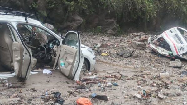 Gangotri में गाड़ियों पर गिरा पहाड़ का मलबा, MP के 2 लोगों की मौत, कई घायल