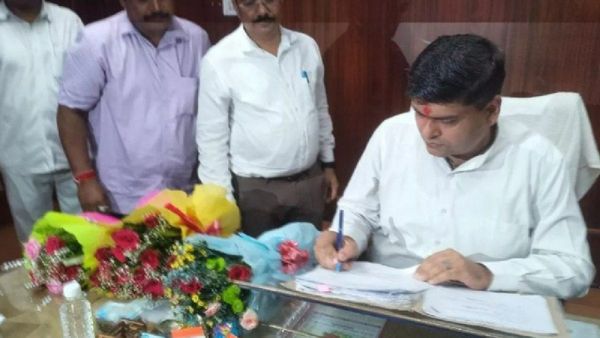 UP: प्रधानमंत्री पुरस्कार से सम्मानित IAS अनिल ढींगरा ने संभाला गोरखपुर मंडलायुक्त का कार्यभार