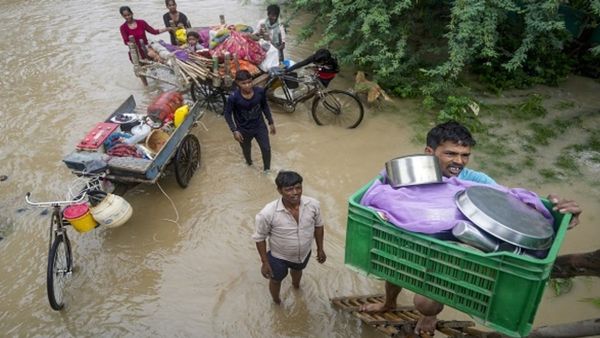 Yamuna: यमुना हमारे घर में नहीं आईं, हम यमुना के मार्ग में बस गये हैं