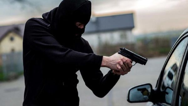 Kushinagar: बेखौफ बदमाशों ने दिनदहाड़े लूटी कार, ऐसे दिया घटना को अंजाम