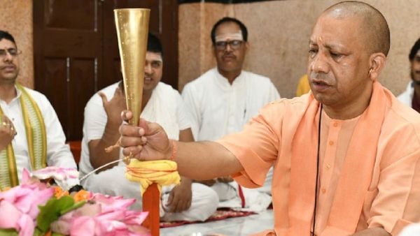 सीएम योगी का शिव प्रेम: सावन के दूसरे साेमवार पर पीठाधीश्वर ने किया रूद्राभिषेक, देखें खास तस्वीरें