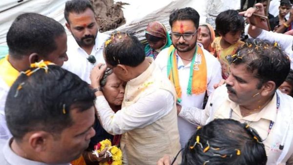 MP News: 'अम्मा का पक्का घर बनेगा' सिवनी में बुजुर्ग महिला को गले लगा कर भावुक हुए CM शिवराज, Video