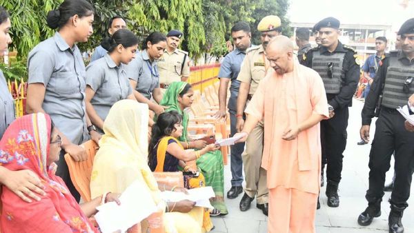 UP: जनता दरबार में सीएम योगी ने जब बुजुर्ग महिला से पूछा 'क्या आपको पेंशन मिलती है', मिला यह जवाब