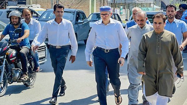 Jammu Kashmir: उमर अब्दुल्ला के वाहनों को पुलिस ने रोका, पैदल पहुंचे पार्टी ऑफिस, शहीदों को दी श्रद्धांजलि