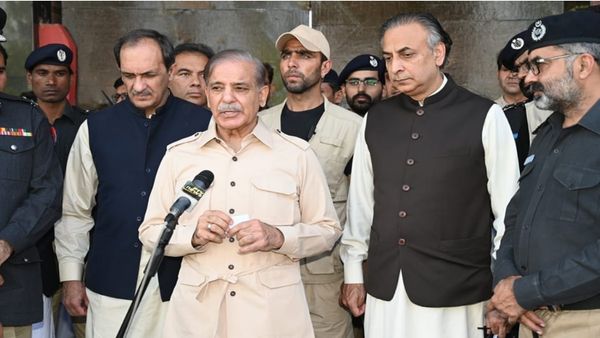 IMF से भीख पाकर पाकिस्तान में चार दिनों की चांदनी.. चढ़े शेयर बाजार, रुपये में उछाल.. फिच- मूडीज ने दी चेतावनी