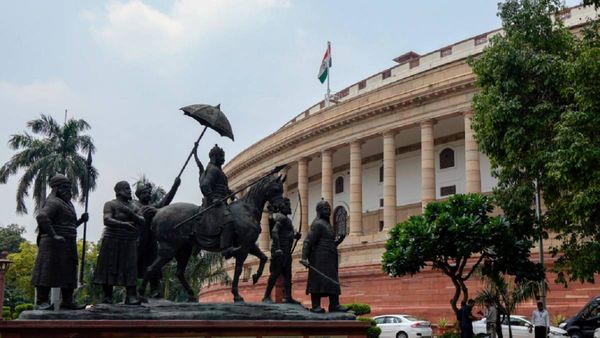 सरकारी कर्मचारियों के लिए काम की खबर, 8वें वेतन आयोग पर केंद्र सरकार ने तोड़ी चुप्पी