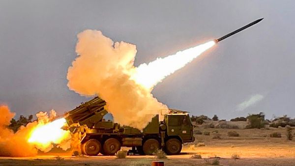 Pinaka: अमेरिका के रॉकेट लॉन्चर जितना मजबूत और शक्तिशाली है भारत का पिनाका