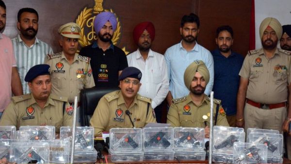 Punjab पुलिस ने उत्‍तर भारत के बड़े हथियार तस्‍करी रैकेट का किया भंडाफोड़, लॉरेंस गिरोह से भी मिले हैं लिंक