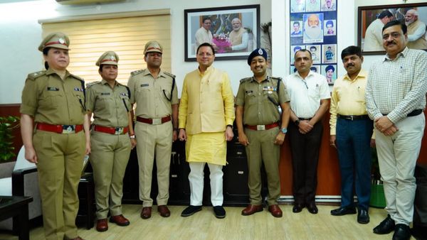  Uttarakhand: सीएम धामी से IPS कैडर में प्रोन्नत पुलिस  सेवा के अधिकारियों ने की भेंट, अलकंरण की दी बधाई 