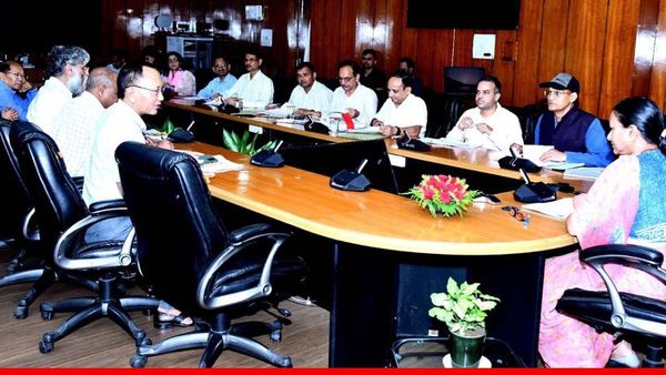 Uttarakhand: ACS के निर्देश, सीएम धामी की घोषणाओं पर शीर्ष प्राथमिकता के अनुसार कार्यवाही करें