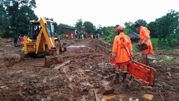 Raigad Landslide: रायगढ़ भूस्खलन के बाद कैसे हैं हालात, 81 लोग अभी भी लापता, 27 की हुई मौत