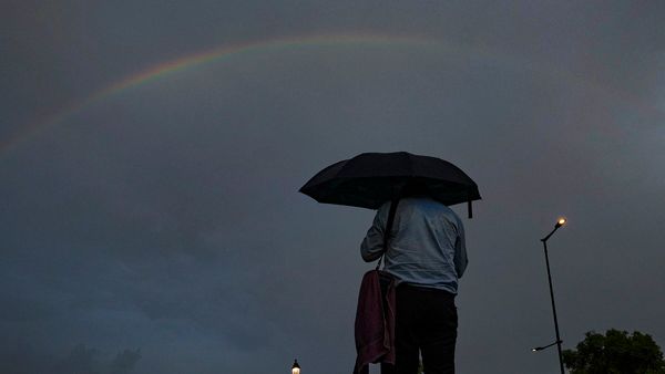 Delhi-NCR Weather Today: दिल्ली-एनसीआर में हुई बारिश, पूरे दिन मौसम रहेगा गीला, जानिए अपडेट