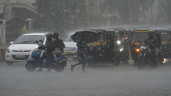 Mumbai Rains: मुंबई में मूसलाधार बारिश, कल बंद रहेंगे सभी स्कूल और कॉलेज