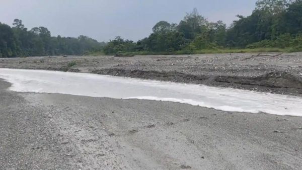 प्रकृति का चमत्कार! सूखी जमीन पर पानी के बहाव के बाद नदी ने लिया आकार, रोमांचित तक रहा Video