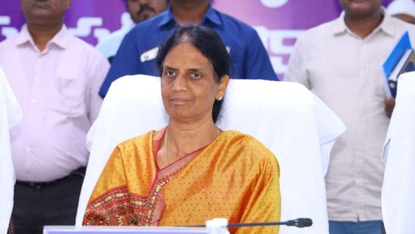 तेलंगाना: किताबों की सप्लाई में देरी पर शिक्षा मंत्री सबिता इंद्रा नाराज, अधिकारियों को दिया अल्टीमेटम
