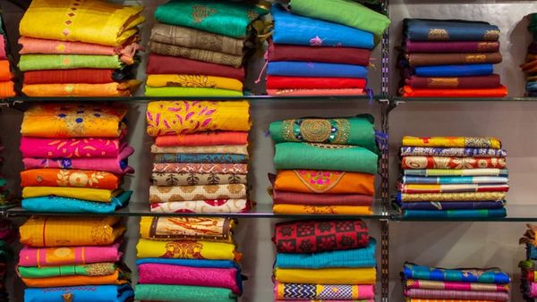 शख्‍स की पत्‍नी की फेवरेट साड़ियां अलमारी में हो गई खराब, फिर कंपनी पर ठोंक दिया केस, जानें क्‍या हुआ निर्णय