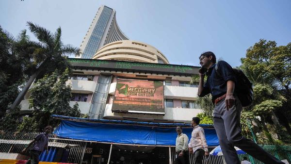 अब तक के उच्चतम स्तर पर खुला बाजार, सेंसेक्स 65 हजार के पार, निफ्टी में भी उछाल