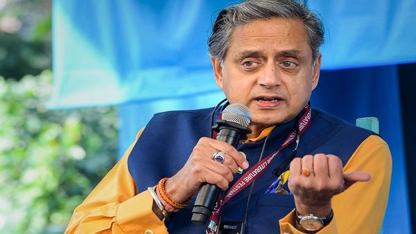प्रिंसिपल के साथ मारपीट के वीडियो पर भड़के शशि थरूर, बोले- कोई भी सभ्य हिंदू ये नहीं करेगा
