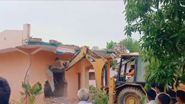 Sidhi पेशाब कांड के आरोपी का कुछ दिनों में बन जाएगा घर, प्रवेश शुक्ला के परिवार का ब्राह्मण समाज कर रहा समर्थन