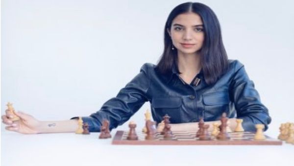 Iran News: हिजाब की बेड़ियां तोड़कर इस्लामिक शासन को दी थी चुनौती... ईरानी चेस प्लेयर ने तोड़ा देश से रिश्ता