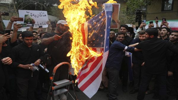 स्वीडन में धार्मिक किताबों को जलाने के लिए आवेदनों की बाढ़, घबराए प्रधानमंत्री ने कही ये बात..