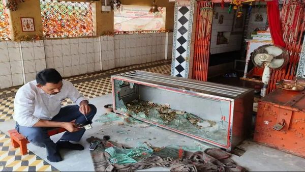 ठाकुर बाबा मंदिर: लोग जहां मन्नत के 'घोड़े' चढ़ाते हैं, चोर वहां का 'चढ़ावा', भगवान के 'जेवर' उड़ा ले गए