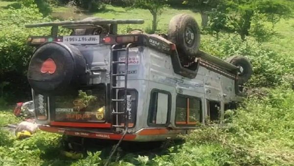 Damoh: वृंदावन से लौट रहे तीर्थयात्रियों का वाहन पलटा, एक की गई जान, 4 महिलाएं गंभीर घायल