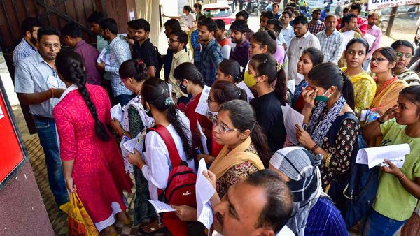 सरकारी अधिकारी की इस परीक्षा में जनरल कैटेगरी से ज्यादा गई OBC और EWS की कटऑफ, अभ्यर्थी हैरान