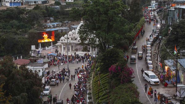 Vaishno Devi Yatra: खराब मौसम के चलते बंद हुआ वैष्णो देवी मंदिर का नया मार्ग, हेलिकॉप्टर सेवा भी निलंबित