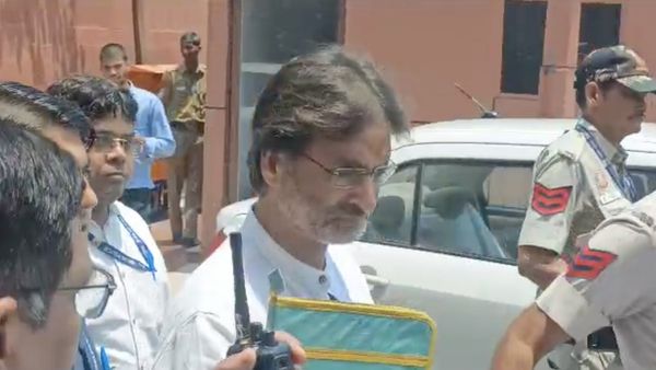 Yasin Malik: यासीन मलिक मामले में तिहाड़ जेल प्रशासन की बड़ी कार्रवाई, 4 अधिकारियों पर गिरी गाज, सस्पेंड